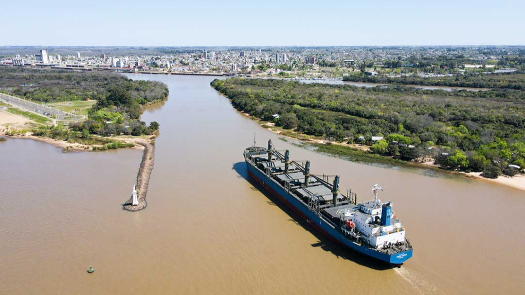 Un nuevo buque comenzó a cargar en Concepción del Uruguay