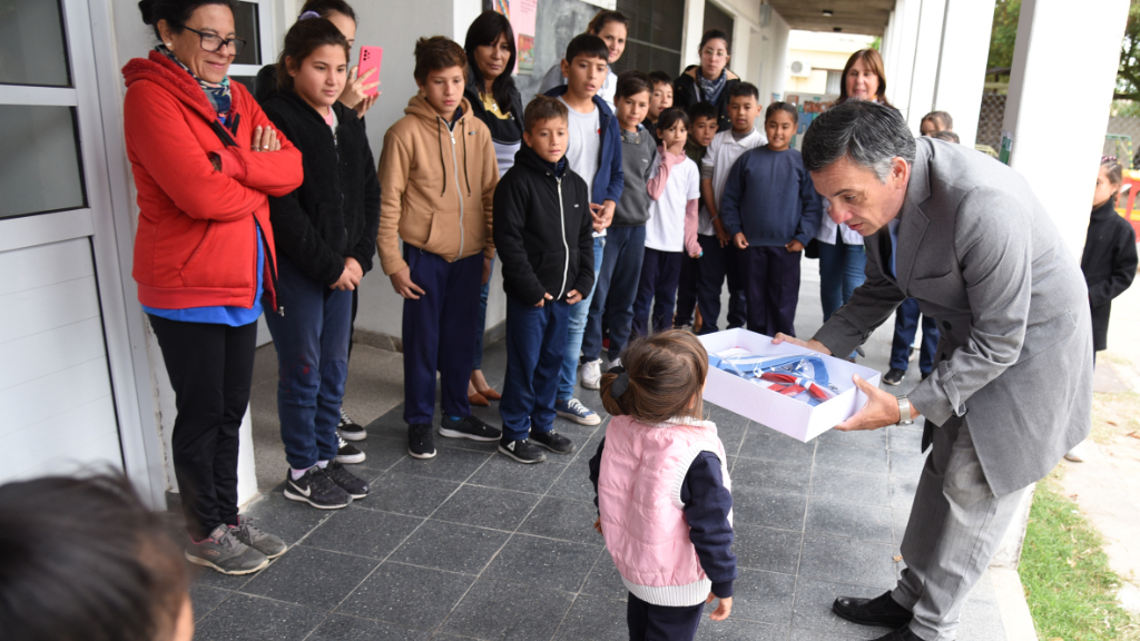 Las escuelas continúan recibiendo la bandera uruguayense