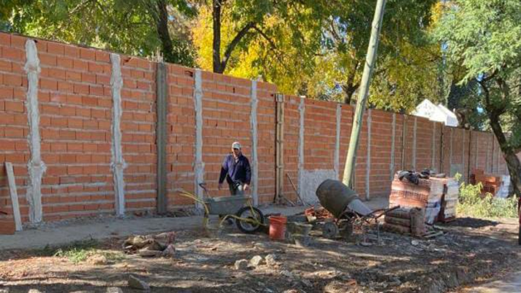 Importante avance en la construcción del muro posterior del Cementerio