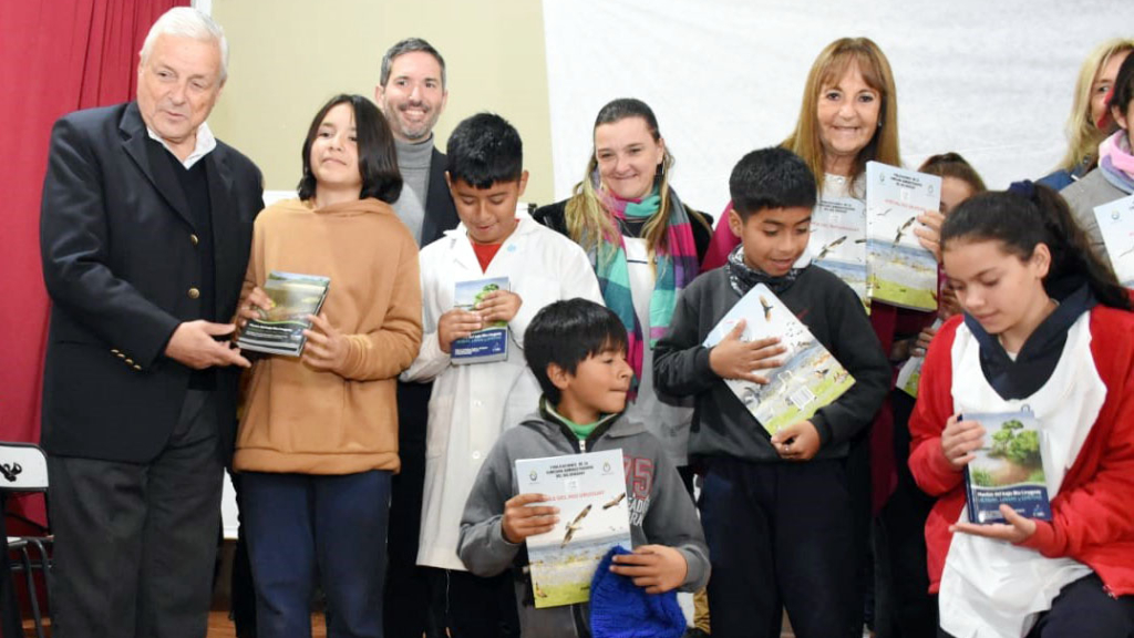 CARU entrega 45 mil libros para alumnos y alumnas