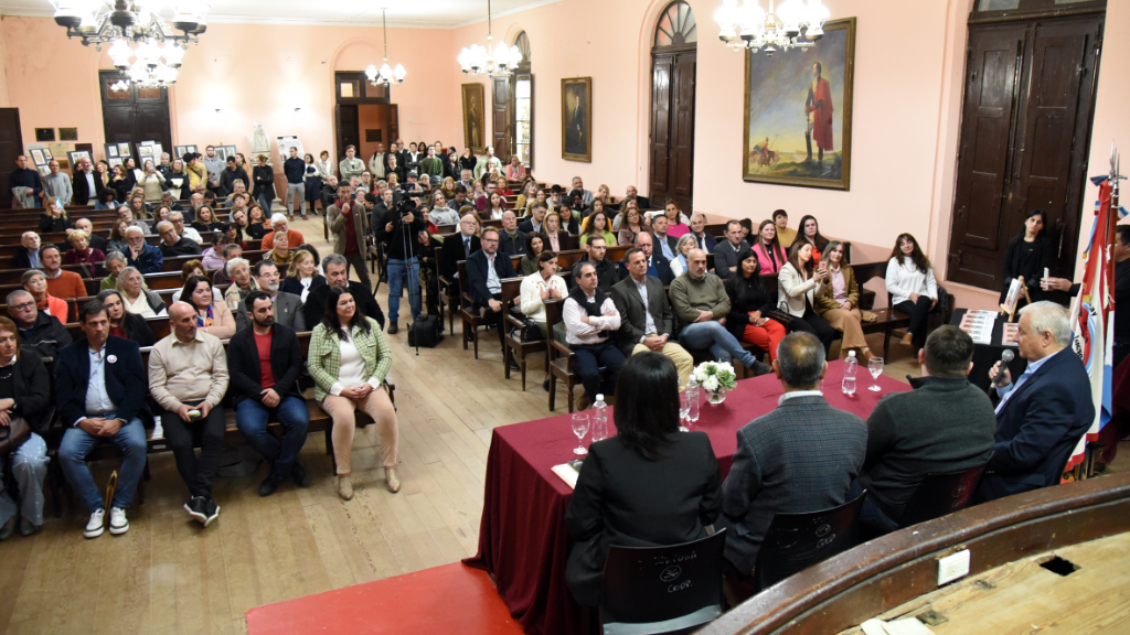 Presentaron el libro “175° Aniversario” del Colegio del Uruguay