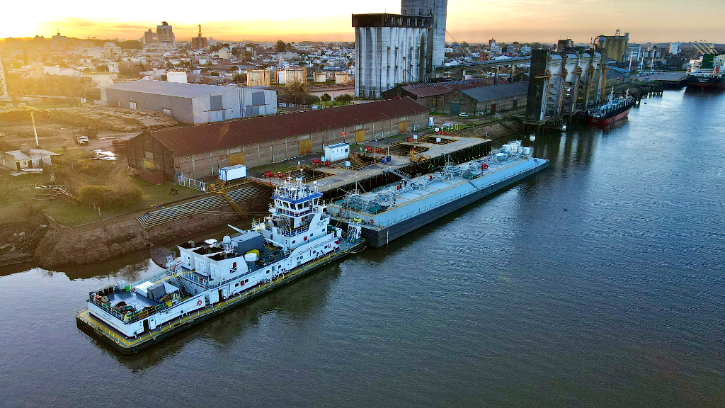 Un buque de exportación y una barcaza con combustible en el puerto uruguayense