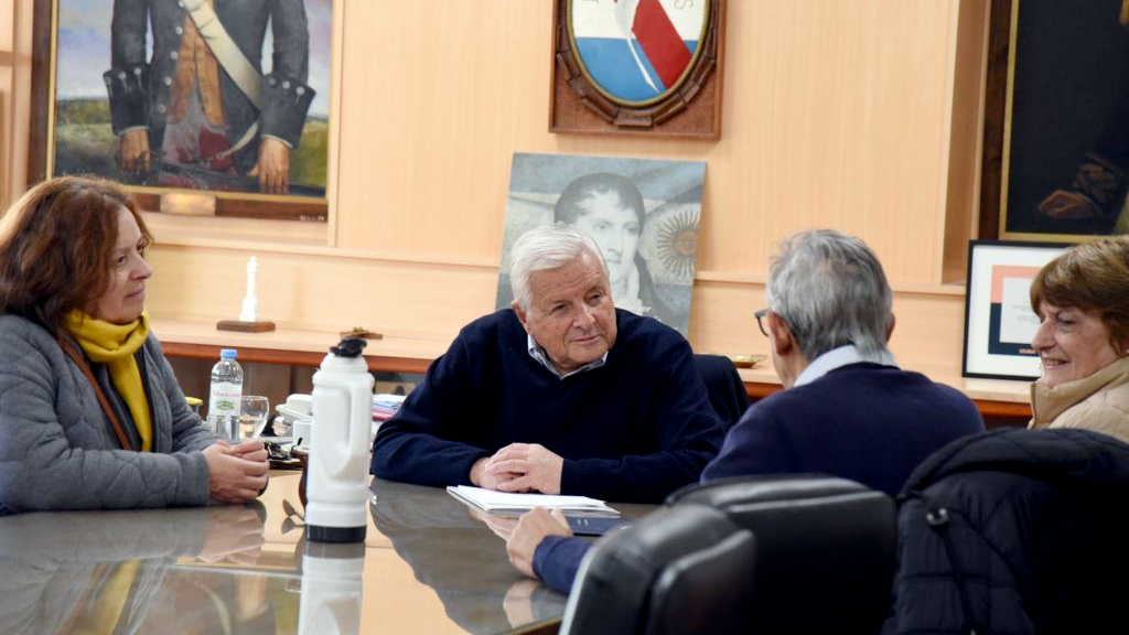 Lauritto con autoridades de la Casa del Menor