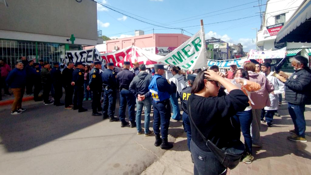 Docentes se manifestaron contra Frigerio y se fue por una puerta trasera