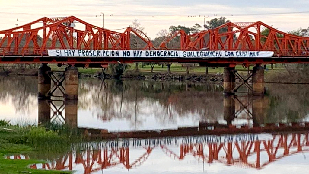 Gualeguaychú vistió su puente en apoyo a Cristina