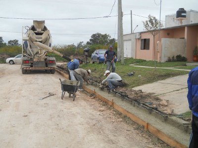 Construyen cordones cuneta en distintos barrios