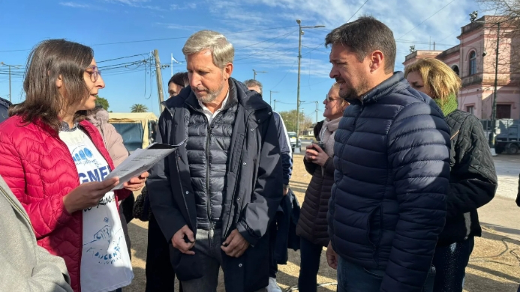 Docentes le entregaron un reclamo a Frigerio