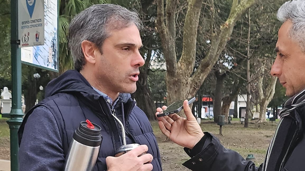 “A Frigerio se lo nota fastidioso de estar en la provincia”