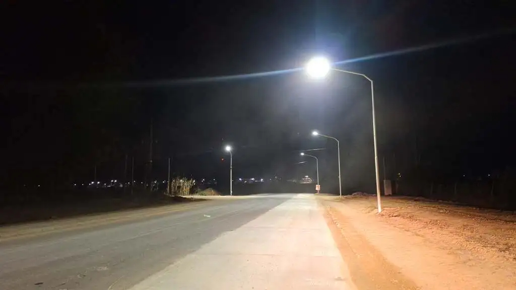 Colocación de columnas y luminarias led en intersección de ruta 23 y tránsito pesado