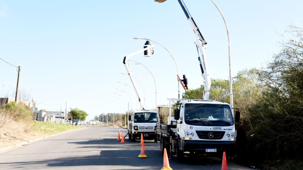 Colocan luminarias en las 35 nuevas columnas de Avenida Frondizi
