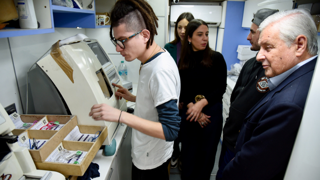 Entregaron casi 100 lentes para niñas y niños de la ciudad