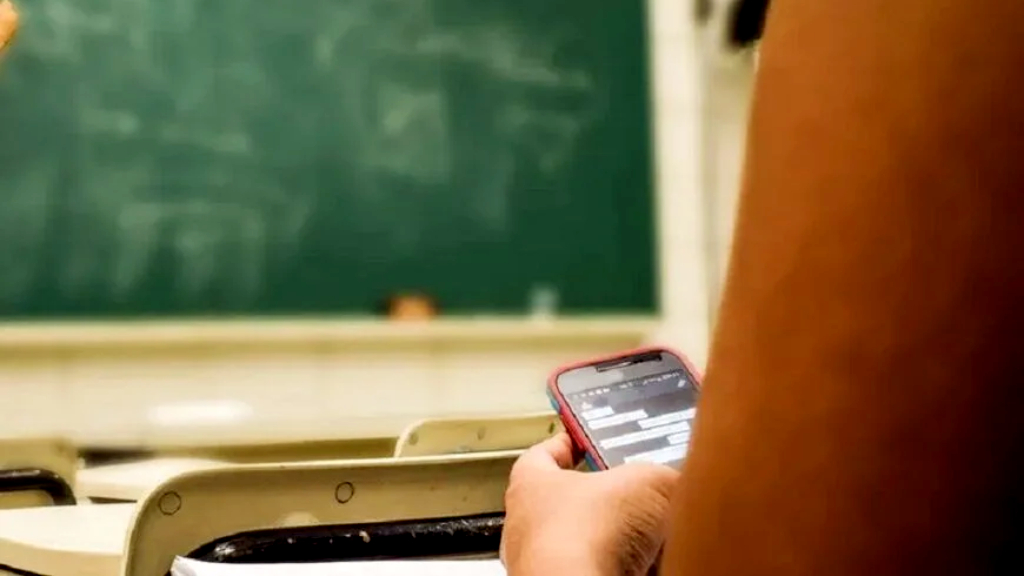 ¿Prohibición de celulares en las escuelas?