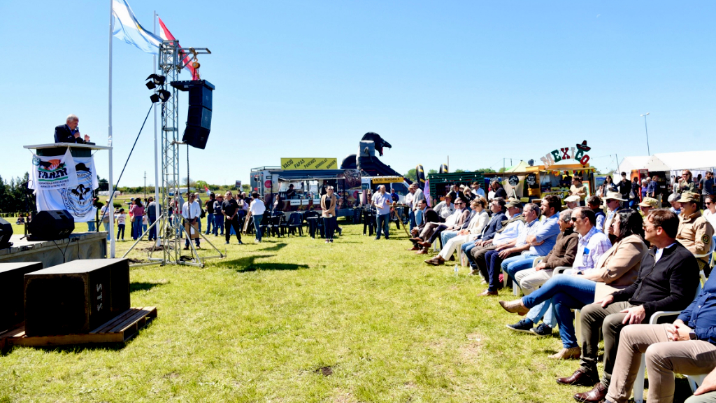 Lauritto le habló al campo