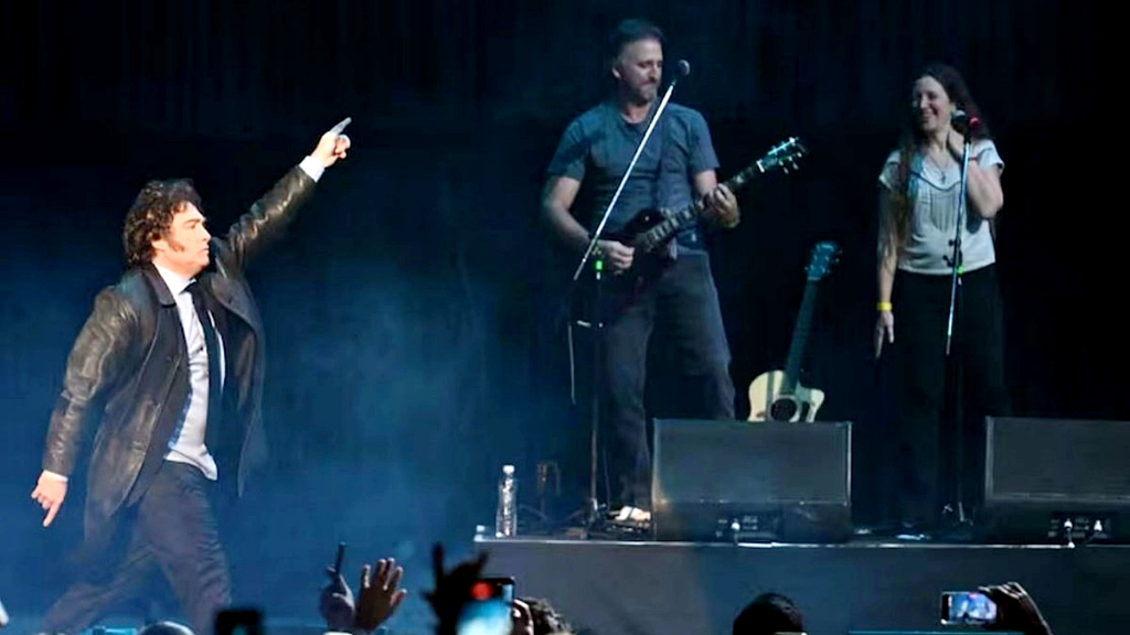 Benegas Lynch con la guitarra desde el Movistar Arena