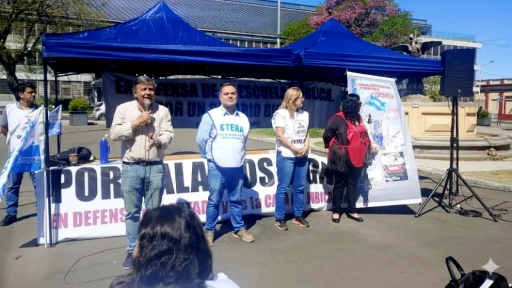 Docentes acusan a Frigerio de vaciar la obra social y la educación