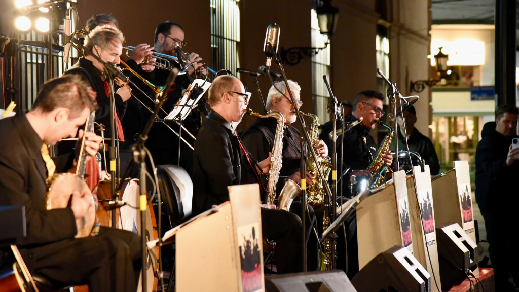 Una noche plena de jazz frente al histórico Colegio Urquiza