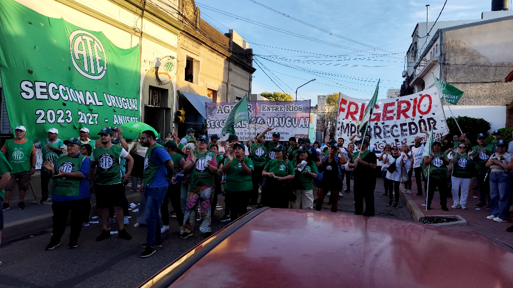 ATE se manifestó ante la llegada de Frigerio y le exigió la reapertura de paritarias