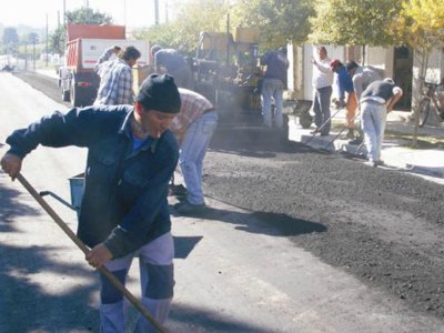 Funcionarios y vecinos del 192 viviendas dialogaron sobre la pavimentación