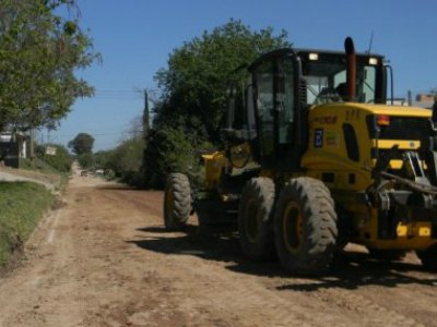 Con el aporte de vialidad se reparan calles de Villa Itapé