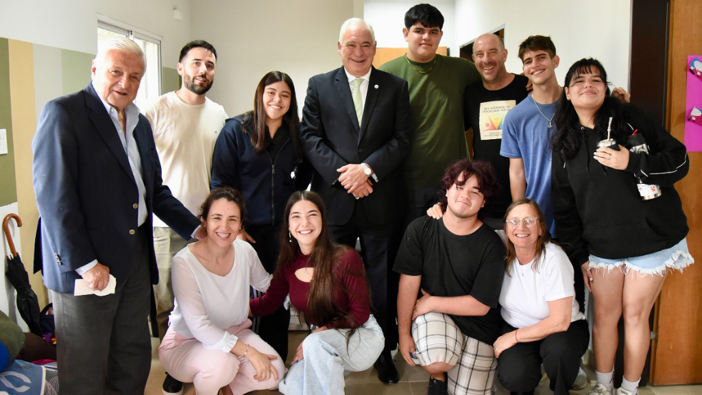 Autoridades visitaron el Centro de Escucha para adolescentes