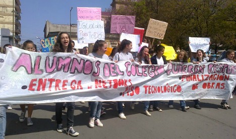 Colegio: los alumnos se movilizaron por las netbooks y el fin de las obras edilicias