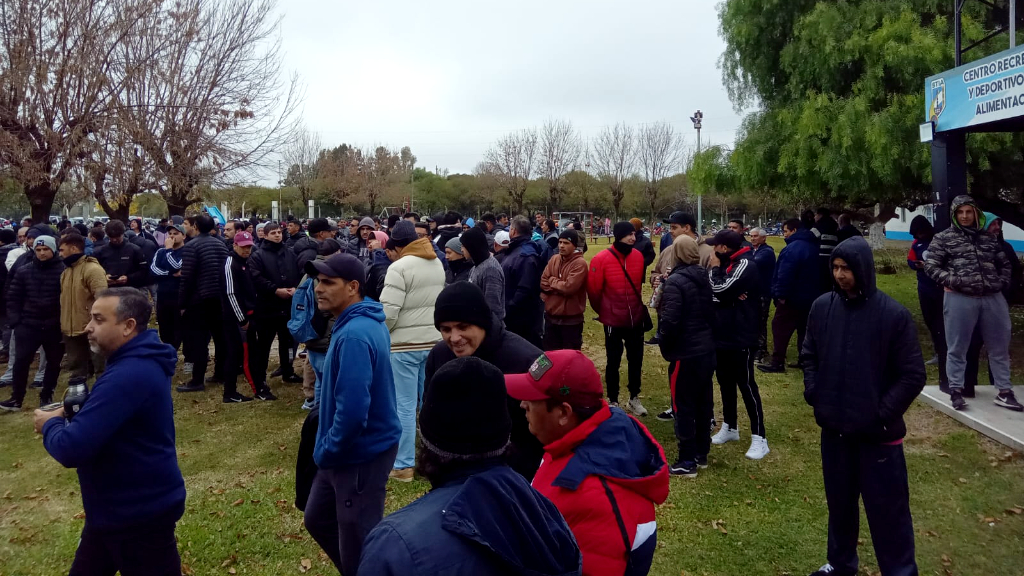 El frigorífico sigue cerrado y los trabajadores esperan reunirse con la empresa