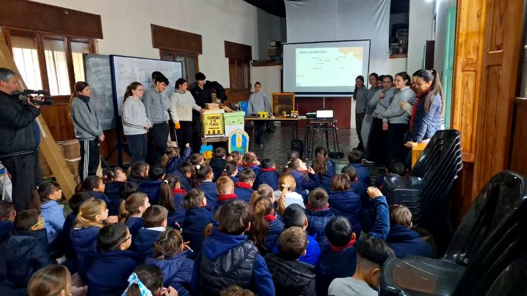 Las escuelas conocieron el mundo de las abejas