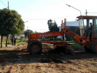 Tras las lluvias reparan calles y cloacas