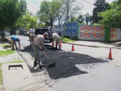 Bacheo y arreglos en calles del centro y los barrios