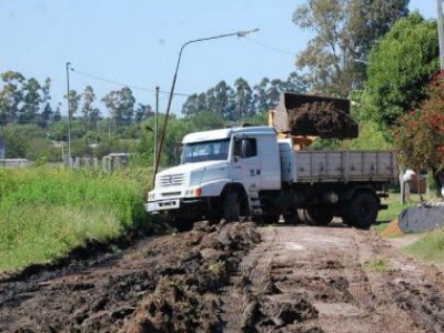 El municipio continúa con la reparación de calles de tierra