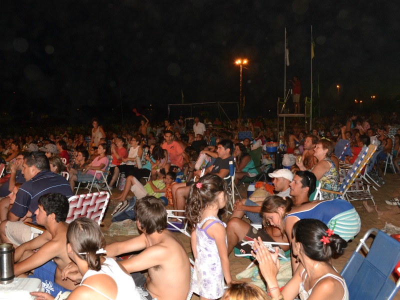 Las fotos de la última y más convocante noche de la Fiesta de la Playa