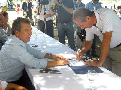 Schepens recibió un aporte de la provincia para mejorar viviendas