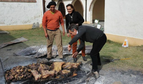 Urribarri abrió un concurso militante cuyo premio es la invitación a un asado que realizará él mismo