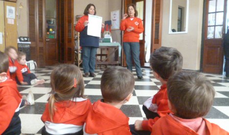 La Cruz Roja comenzó por el jardín Bumpi la campaña contra el Dengue