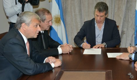 Urribarri firmó, junto a Schepens y Lauritto, el financiamiento para terminar la Isla del Puerto