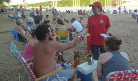 Voluntarios de la Cruz Roja salieron a prevenir sobre el VIH