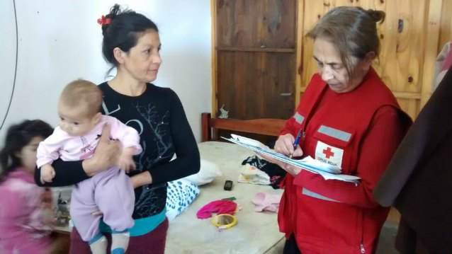 Cruz Roja recorrió los centros de evacuados y distribuyó pañales