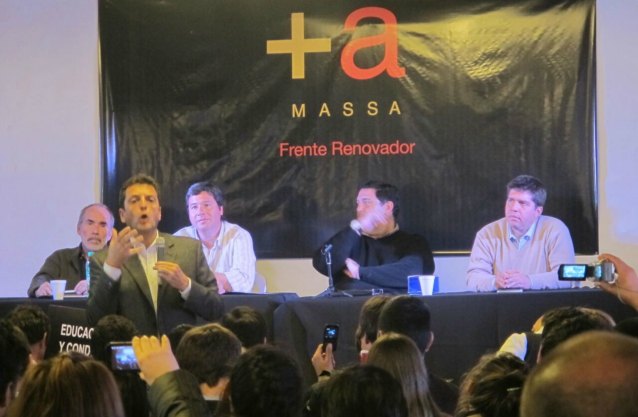 Zavallo se muestra con Massa en un encuentro de la juventud renovadora