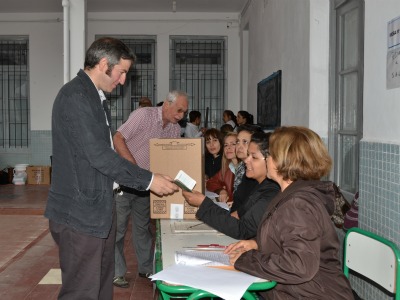 El candidato votando en la EET Nº 1