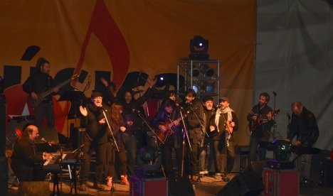 Todos los músicos en el cierre tocando el clásico La Balsa - Imagen: Babel, Clara Chauvin