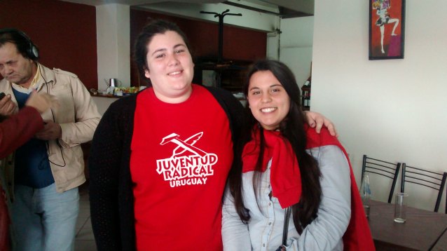 Emilia Giménez y Milagros Osuna, militantes de la JR uruguayense | Imagen: Babel, Valodia Nichajew