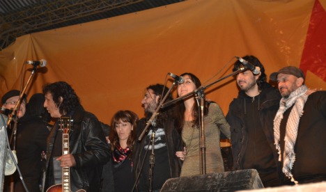 Todos los músicos en el cierre tocando el clásico La Balsa - Imagen: Babel, Clara Chauvin