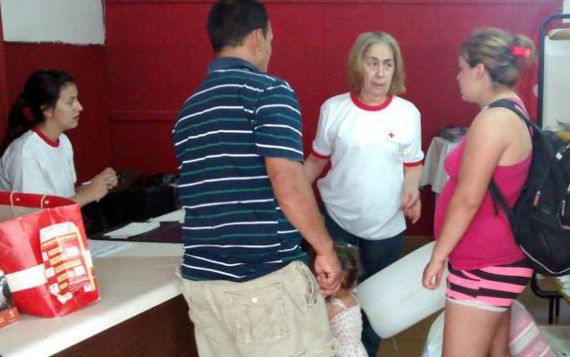 La Cruz Roja asistió a unas 50 personas del barrio Villa Itapé y donó elementos al Hospital
