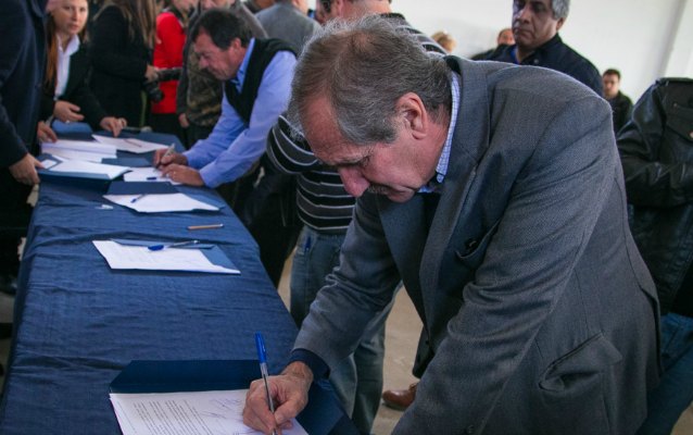 Schepens firmo convenio de viviendas para el sindicato Municipal y de la Alimentación