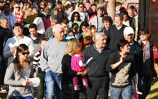 Lauritto de caminata y puerta a puerta