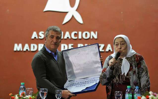 Las Madres distinguieron a Urribarri con el Pañuelo Blanco