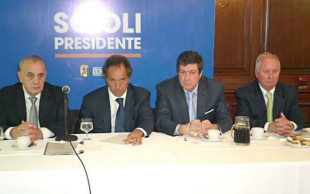 Scioli con uruguayenses