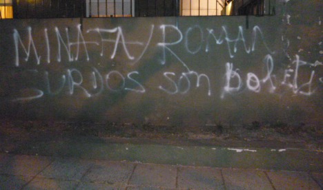 La pared pintada con la amenaza hacia Minatta y Román | Imagen: Babel, Valodia Nichajew