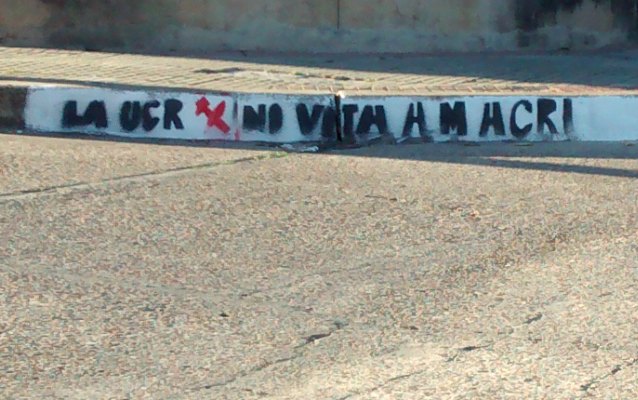 Radicales salieron a pintar cordones: “La UCR no vota a Macri”, sentenciaron