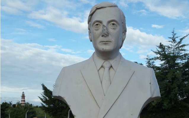 Atacaron el busto de Néstor Kirchner, por tercera vez